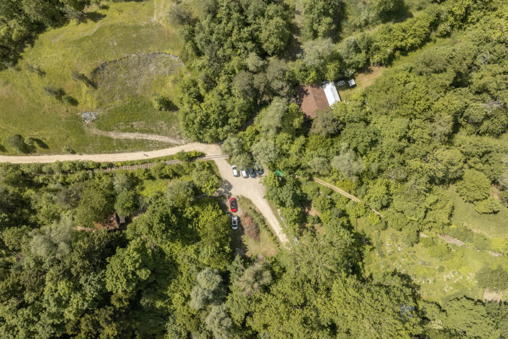 Luftbild Naturwerkstatt Eriwis. Die Naturwerkstatt Eriwis grenzt an Schinznach-Dorf und liegt unweit der Autobahn A3. Binding Preis für Biodiversität 2025 - (c) Stefanie Würsch