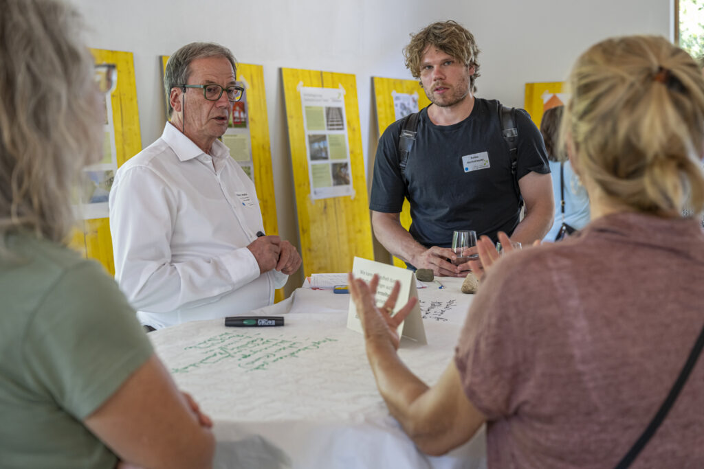 Rege Diskussionen beim World Café der Fachveranstaltung 2025