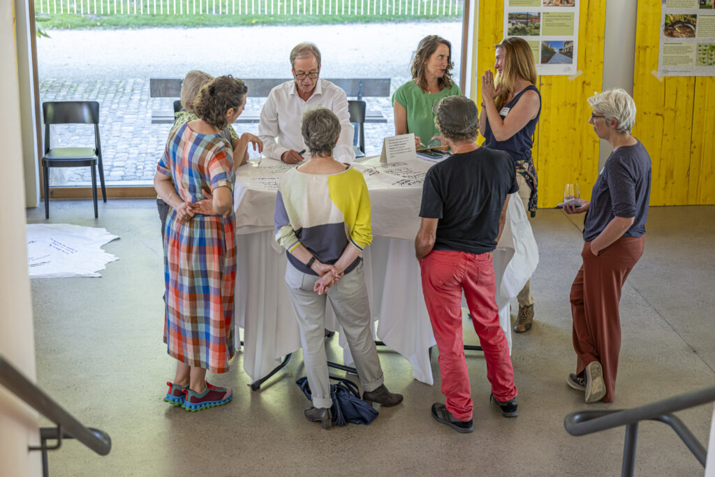 Rege Diskussionen beim World Café der Fachveranstaltung 2025