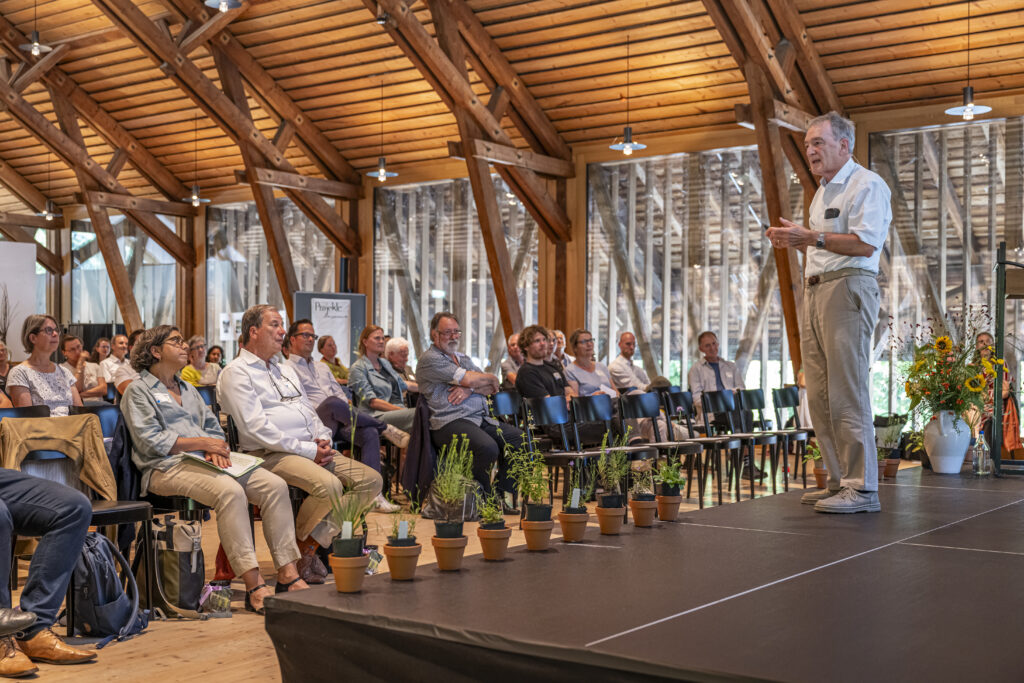 Markus Weissert präsentiert die Umsetzung des Preisgeldes im Areal Bach