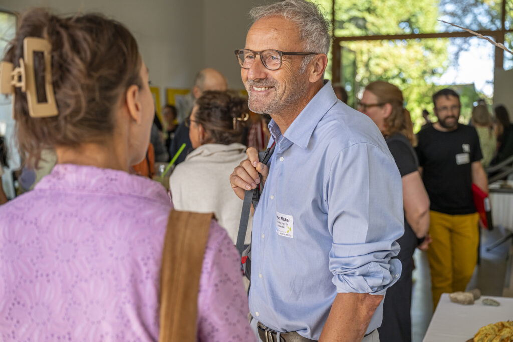 Gespräche beim Apéro der Preisverleihung 2025
