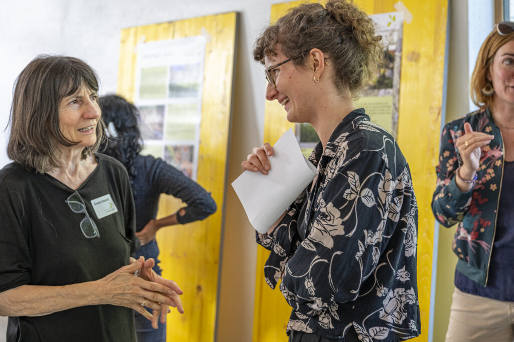 Gespräche beim Apéro der Preisverleihung 2025