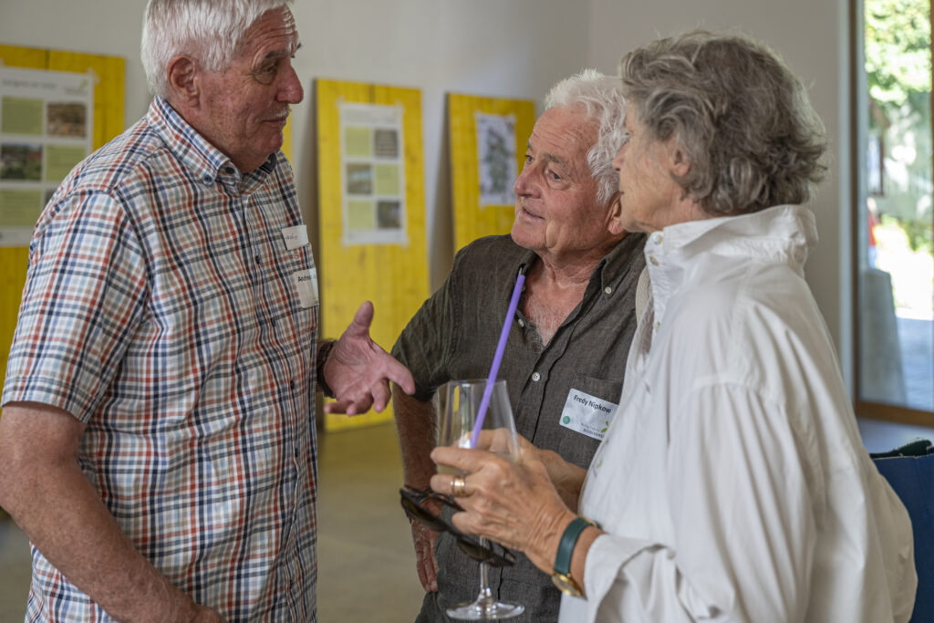 Gespräche beim Apéro der Preisverleihung 2025