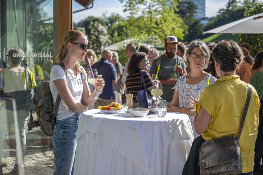 Gespräche beim Apéro der Preisverleihung 2025