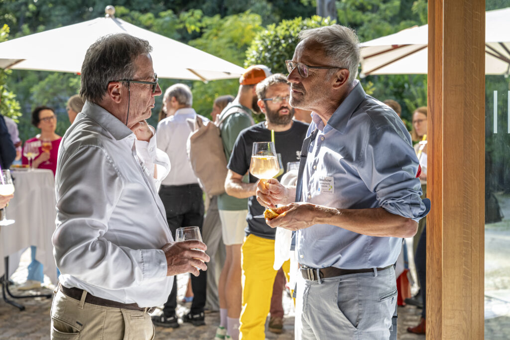 Gespräche beim Apéro der Preisverleihung 2025