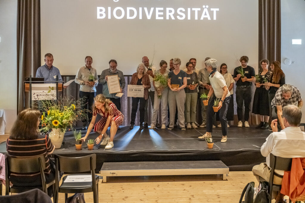 Die Verantwortlichen für die Naturwerkstatt Eriwis erhalten die Preise