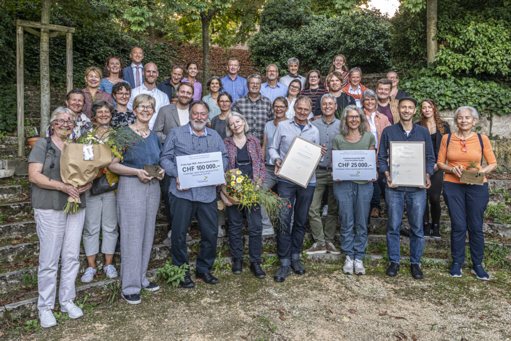 Preisträger des Binding Preis für Biodiversität 2025, Verein Naturwerkstatt Eriwis und Quartierverein Hard zusammen mit der Jury, dem Stiftungsrat und der Geschäftsstelle der Binding Stiftung