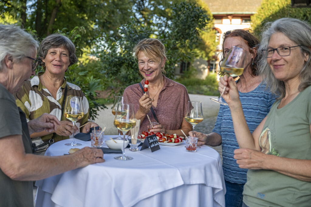 Gespräche beim Apéro der Preisverleihung 2025
