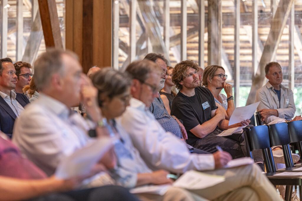 Publikum lauscht der Keynote von Melissa Marselle