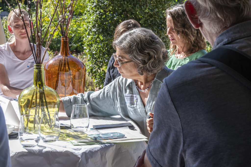 Manuela di Giulio moderiert einen Tisch im World Café an der Fachveranstaltung 2025