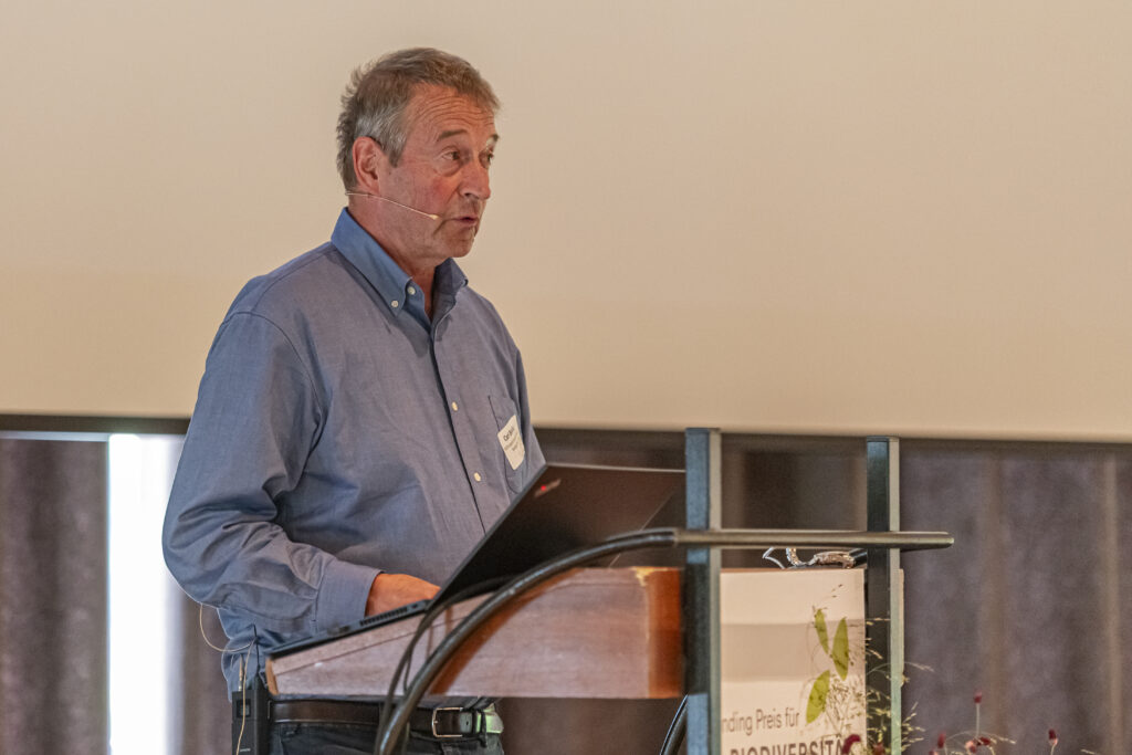 Carl Binding moderiert die Preisverleihung 2025