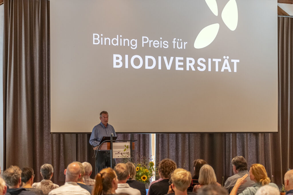 Carl Binding moderiert die Preisverleihung 2025