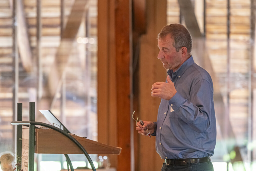 Carl Binding moderiert die Preisverleihung 2025