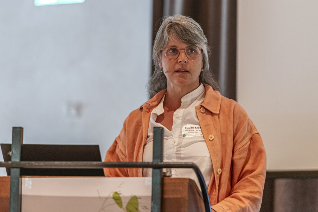 Claudia Moll gibt die Laudatio für den Anerkennungspreis 2025
