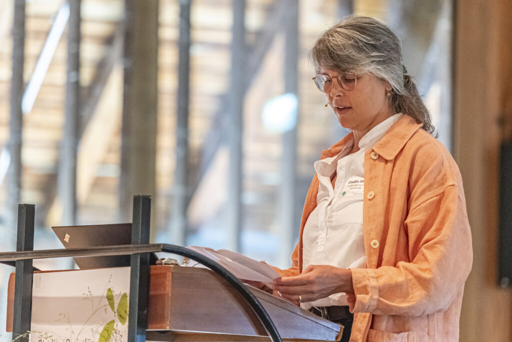 Claudia Moll gibt die Laudatio für den Anerkennungspreis 2025