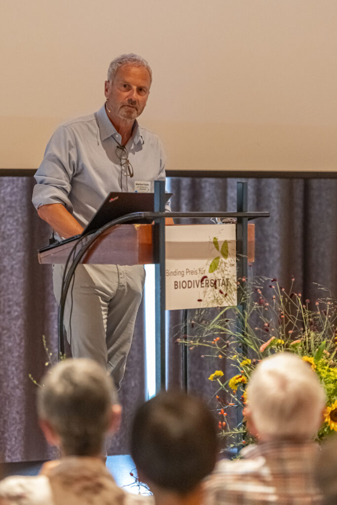 Markus Fischer gibt die Laudatio für den Verein Naturwerkstatt Eriwis