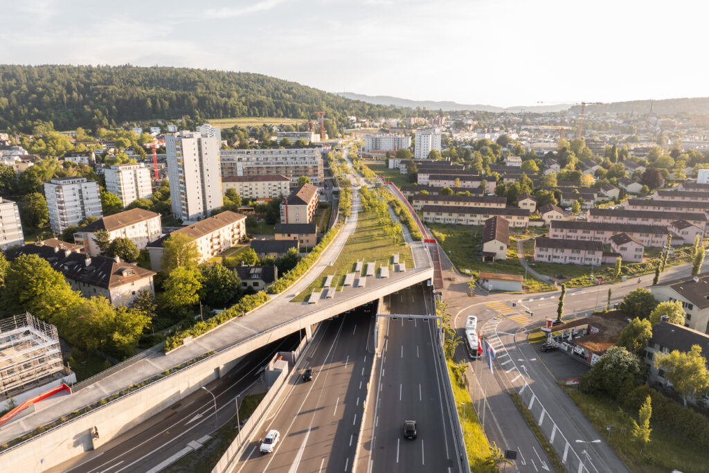Luftbild des Ueberlandparks in Schwamendingen. Binding Preis für Biodiversität 2026