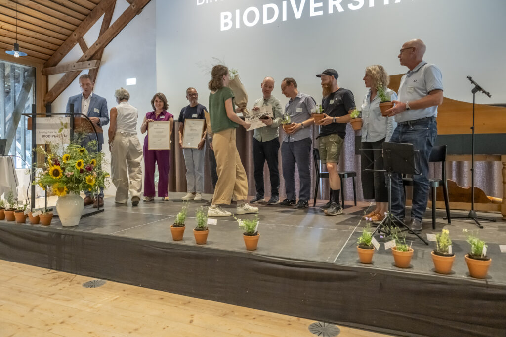 Die Preisträger erhalten alle Geschenke für den Binding Preis für Biodiversität 2026