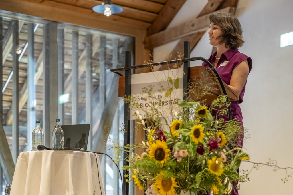 Simone Brander, Stadträtin der Stadt Zürich, hält eine kurze Rede.