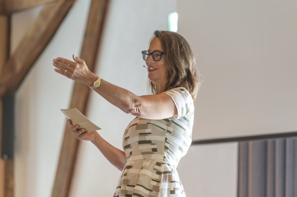Bettina Walch moderiert die Fachveranstaltung Biodiversität trifft Bau