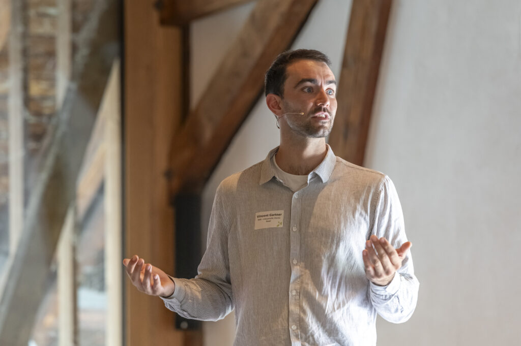 Vincent Gartner präsentiert die Strategie im Bezug auf Biodiversität der IWB - Industrielle Werke Basel.