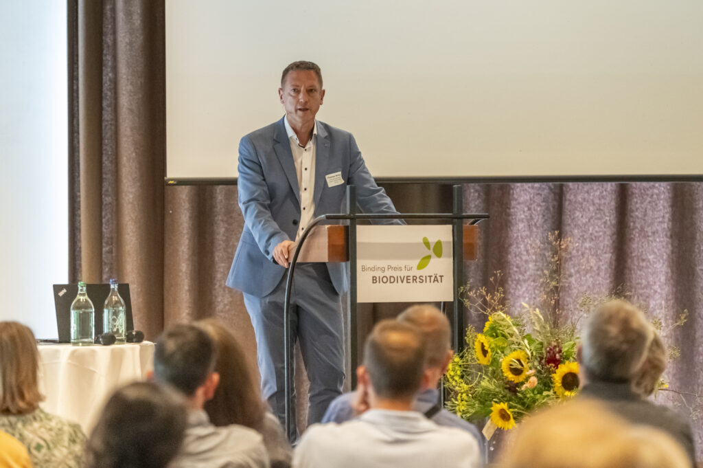 Thomas Weibel führt durch die Preisverleihung.