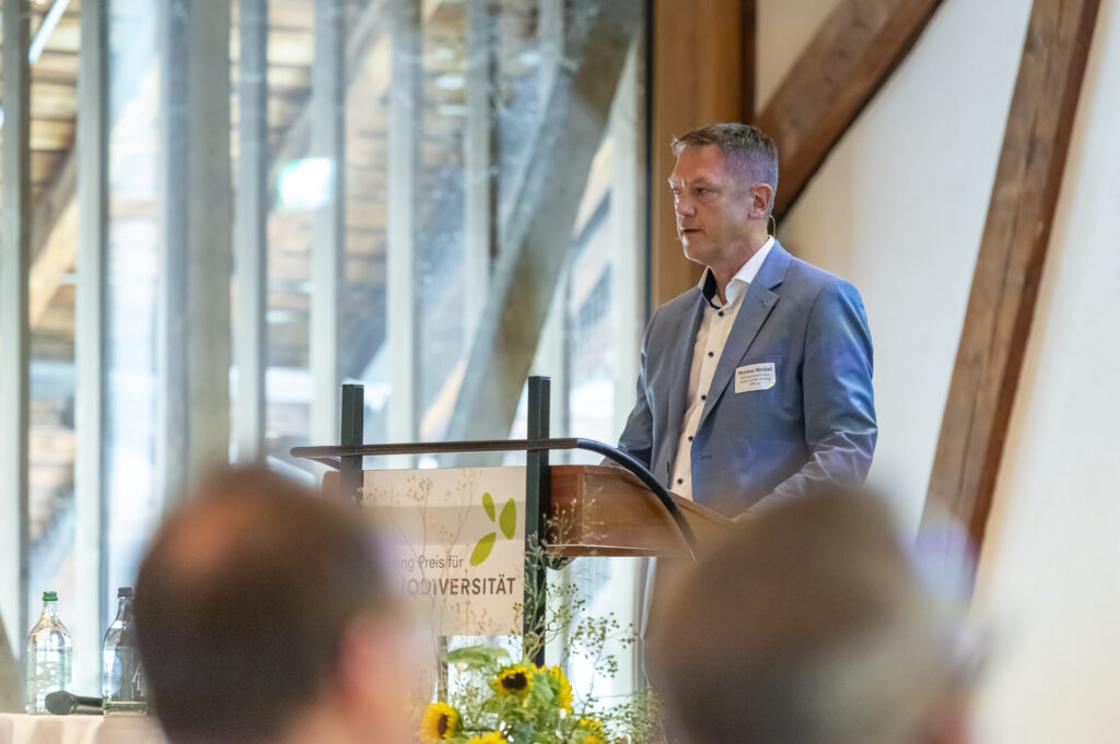 Thomas Weibel führt durch die Preisverleihung des Binding Preis für Biodiversität 2026
