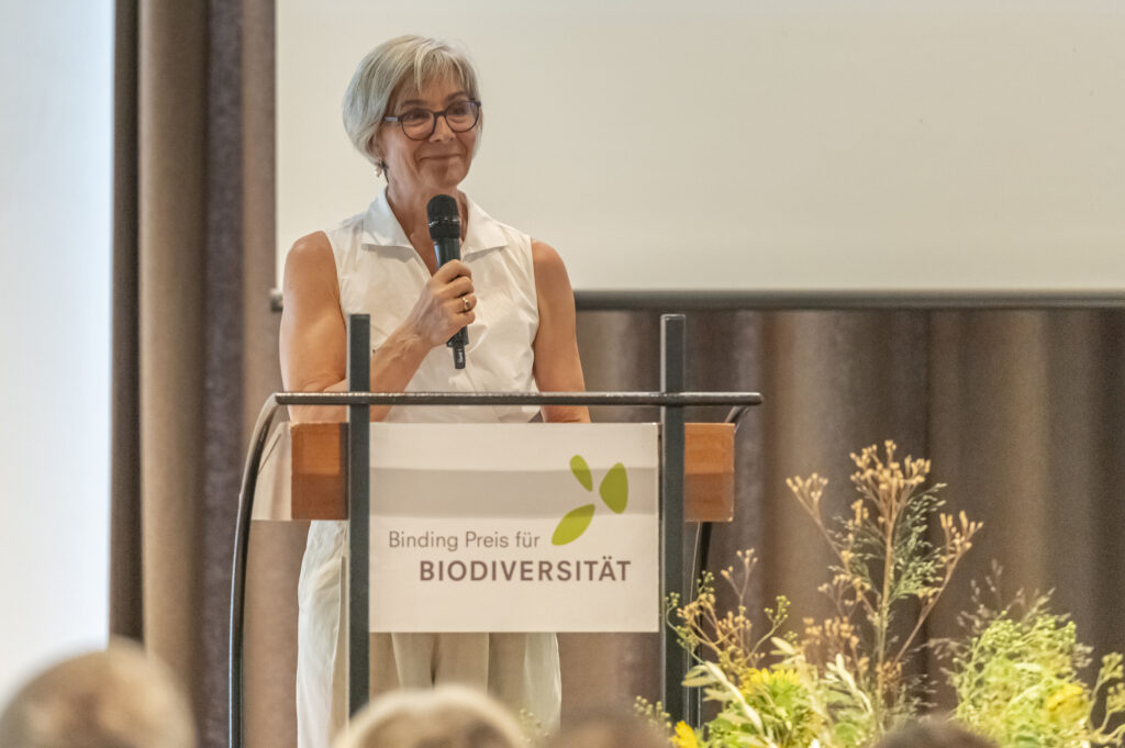 Monika Wirth spricht das Schlusswort der Preisverleihung des Binding Preis für Biodiversität 2026